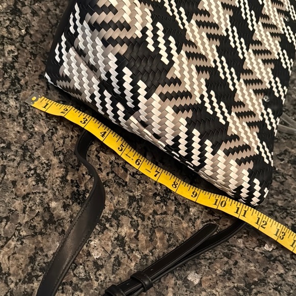 Calvin Klein woven Black taupe and White Chevron large Tote EUC - Picture 12 of 16